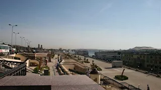 محافظ أسوان يعلن تشديد الرقابة لحماية السائحين وجمالية "عروس المشاتي" -صور