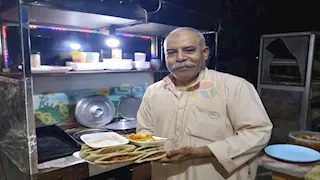 من الفصل إلى "عربة الكبدة".. حكاية مدرس أزهري بالشرقية رفض الفراغ بعد المعاش