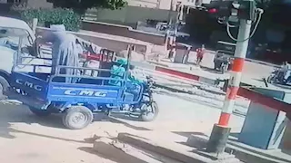 نجا الطفلان ومات الحمار.. مشهد مرعب على مزلقان الشغب بالأقصر