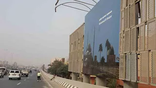 صور.. تحسين الهوية البصرية على الدائري استعدادًا لافتتاح المتحف الكبير