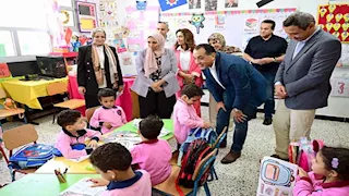 "مدبولي" يُغير مسار جولته بالسويس ويتفقد مدرسة "محمد حافظ" الابتدائية