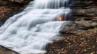 8 صور لشلال "الشعلة الأبدية".. حين يجتمع الماء والنار في مشهد واحد