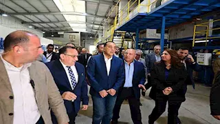 رئيس الوزراء يفتتح مصنعًا لتوطين صناعة القفازات الطبية