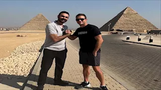 محمد كريم يصطحب الممثل العالمي سكوت إيستوود في رحلة ترفيهية بالأهرامات.. صور وفيديو