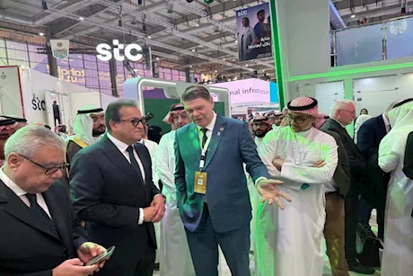 وزير الصحة يطّلع على تقنيات الذكاء الاصطناعي والجراحة الروبوتية بالرياض
