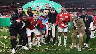 منتحرا.. وفاة والد لاعب مانشستر يونايتد