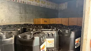 ضبط 2800 لتر زيوت سيارات مجهولة داخل مخزن بالخانكة (صور)