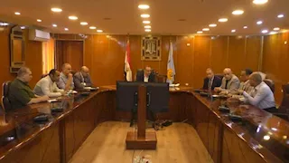 بالصور ـ محافظ أسيوط يلتقي أسر ضحايا حادث "تروسيكل" بمنقباد 