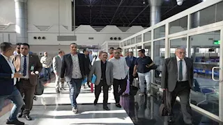 بالصور ـمحافظ أسيوط يستقبل أولى الرحلات الجوية الداخلية القادمة من القاهرة