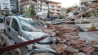 إصابة 22 شخصًا وانهيار منازل بسبب زلزال ضرب غربي تركيا (فيديو- صور)