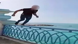 معرضًا حياته للخطر.. فيديو لشاب يركض أعلى سور كوبري ستانلي