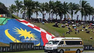 "نوبات قلبية متعددة".. نجم الدراجات النارية يتعرض لحادث مؤلم في سباق