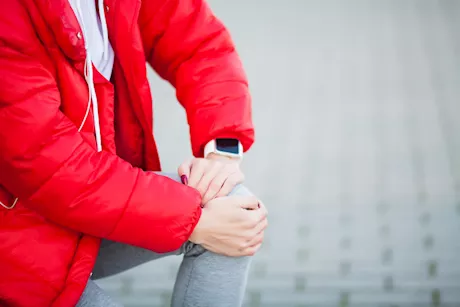 آلام العظام تزداد في الشتاء- إليك السبب وطرق تخفيفها