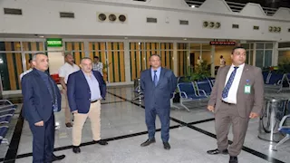 محافظ أسيوط يتابع انتظام الرحلات الجوية إلى القاهرة من داخل المطار (صور)