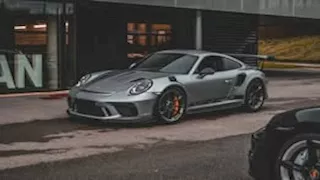 رجل يشعل النار في سيارته البورش.. والسبب صادم