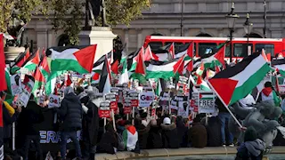 وزيرة الداخلية البريطانية تنتقد المسيرات المؤيدة لفلسطين بعد الهجوم الإرهابي