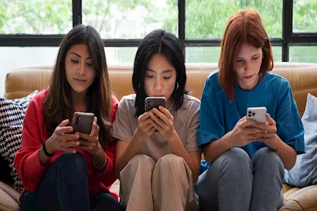 انتبه| استخدام الموبايل يسبب شخوخة البشرة؟.. إليك الحلول