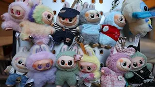 جنون لابوبو يصل نيويورك.. دمى نادرة تثير الهيستيريا في تايمز سكوير