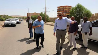 بالصور- محافظ أسوان يتفقد مشروع رصف الطرق الداخلية 