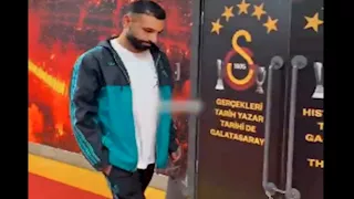 مصدر يكشف حقيقة تجاهل محمد صلاح شخص يحمل قميص فلسطين