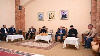 في ذكرى أكتوبر.. محافظ جنوب سيناء يزور كنيسة بطور سيناء (صور)