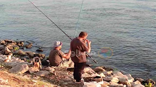 بالصور- هدوء النيل فى كفر الشيخ يشجع الأهالي على صيد الصنارة