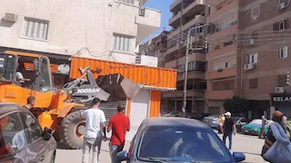 بنها تنظف شوارعها.. إزالة الإعلانات المخالفة وتقنين أوضاع المواطنين