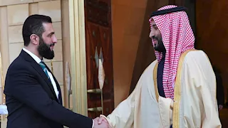 تفاعل واسع بعد ظهور بن سلمان في جلسة الشرع بالسعودية (فيديو)