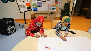 طفلتان تحوّلان جلسات الكيماوي في "شفاء الأورمان" لمعرض فني ضد السرطان