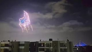  استعدادًا للافتتاح.. قناع توت عنخ آمون يُضئ سماء الأهرامات- صور