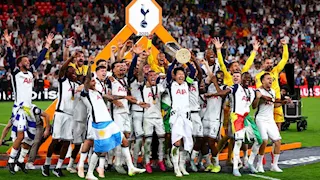 بعد فوزه بالدوري الأوروبي.. لاعب الدوري الإنجليزي السابق يعتزل كرة القدم