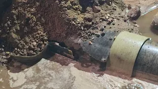 إصلاح كسر بخط الصرف الرئيسي وعودة ضخ المياه للكرور بأسوان (صور)