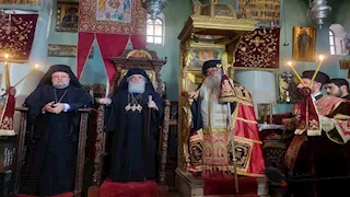 أجراس وترانيم وزينة.. سانت كاترين تحتفل بتجليس مطرانها الجديد (فيديو وصور)