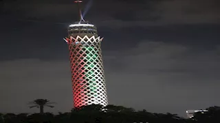 إضاءة برج القاهرة بعبارات ترحيبية احتفالا بافتتاح المتحف الكبير -(صور)