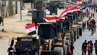 صورة | ظهور جرافات مصرية في طريقها إلى وسط قطاع غزة.. "التفاصيل"