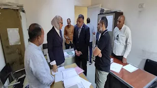 نائب محافظ الوادي الجديد تكافئ موظفي المركز التكنولوجي بالخارجة (صور)