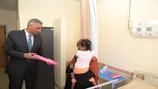 بالصور- محافظ أسوان يزور الأطفال بعد 12 عملية زراعة قوقعة ويوزع الهدايا 