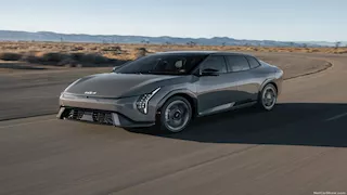 كيا تسعى لمنافسة هيونداي وفولكس فاجن بسيارتها EV4 الكهربائية.. التفاصيل