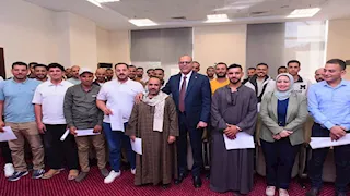 بالصور.. وزير العمل يسلم 59 عقد عمل لشباب مصريين للعمل في الزراعة بالأردن