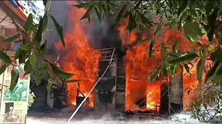 بالصور- حريق ضخم بكافيه على ترام الرمل بالإسكندرية.. وألسنة النار تمتد لشقة