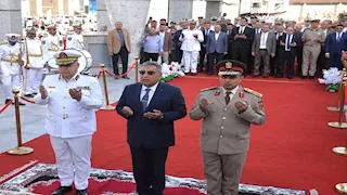 محافظ الدقهلية يضع إكليل الزهور على النصب التذكاري احتفالًا بذكرى أكتوبر