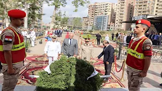 بالصور- محافظ القليوبية يضع إكليل الزهور على النصب التذكاري احتفالًا بذكرى أكتوبر 
