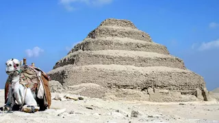 نشرت بمنشار.. مصدر: سرقة لوحة أثرية هامة من مقبرة بسقارة