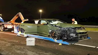 نجم الدوري الإنجليزي ينجو من الموت بعد تحطم سيارته الـ لامبورجيني