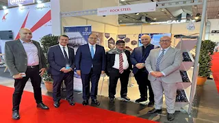 سفير مصر لدى بلجيكا يتفقد أجنحة الشركات المصرية المشاركة في معرض "Busworld 2025"