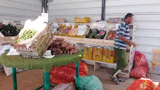 الدولار ينخفض لأدنى مستوى منذ عام.. لماذا لم تتراجع أسعار السلع؟