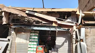 لغز "الهادم الملثم".. مجهول يحطم 3 محال تجارية بلودر في قنا