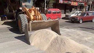 أكوام ملح تعيق حركة المرور بكورنيش الدخيلة بالإسكندرية.. والحي يتدخل- صور