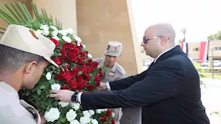 بالصور- محافظ بني سويف يضع إكليل الزهور على النصب التذكاري في ذكرى أكتوبر 