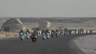 بمشاركة 10 دول.. رالي تحدي عبور مصر يصل واحات الوادى الجديد- صور